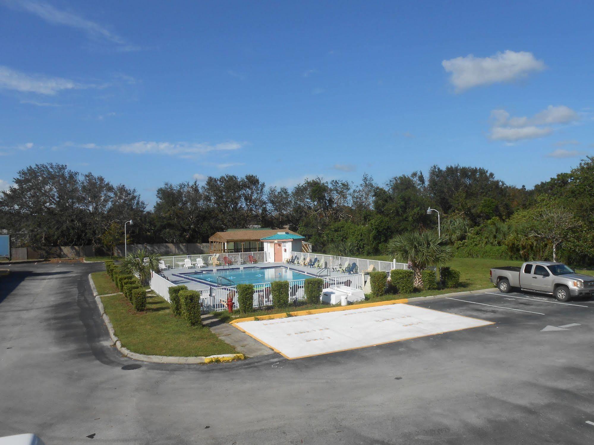 Executive Garden Titusville Hotel Esterno foto
