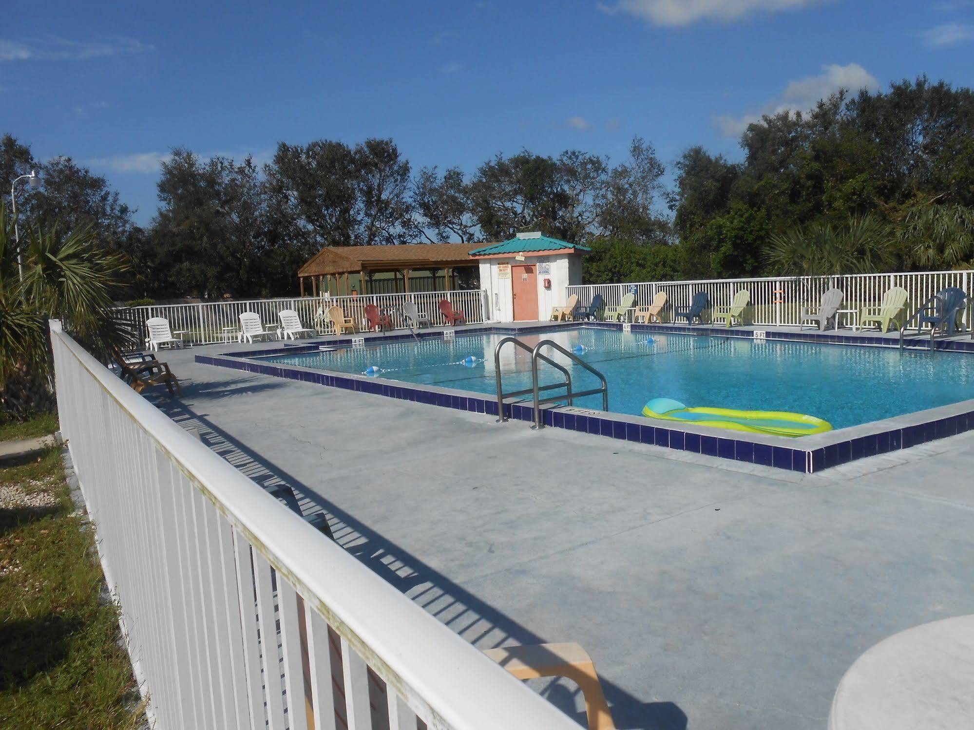 Executive Garden Titusville Hotel Esterno foto