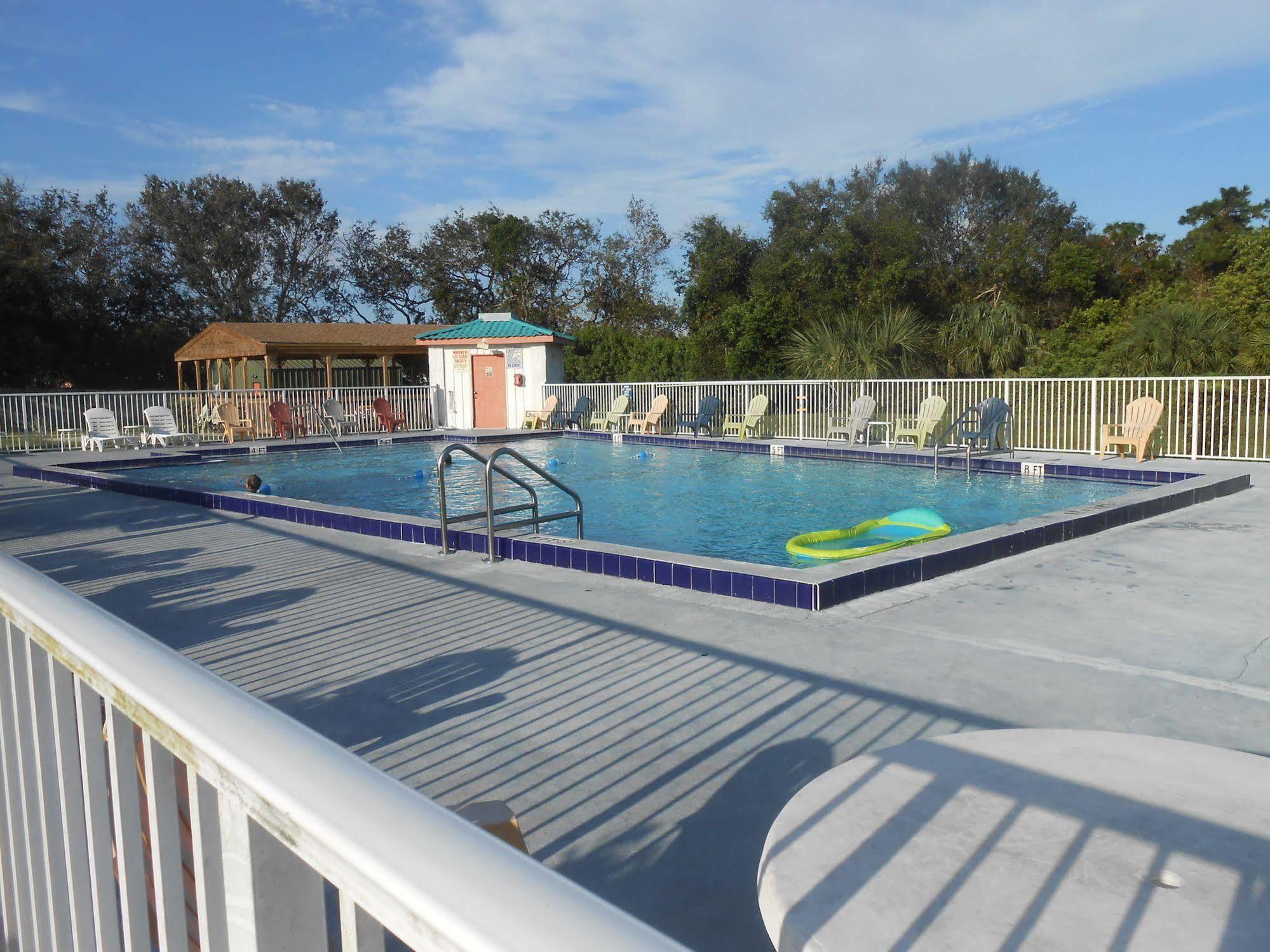 Executive Garden Titusville Hotel Esterno foto