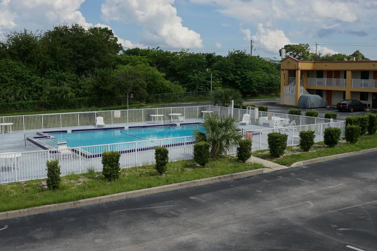 Executive Garden Titusville Hotel Esterno foto
